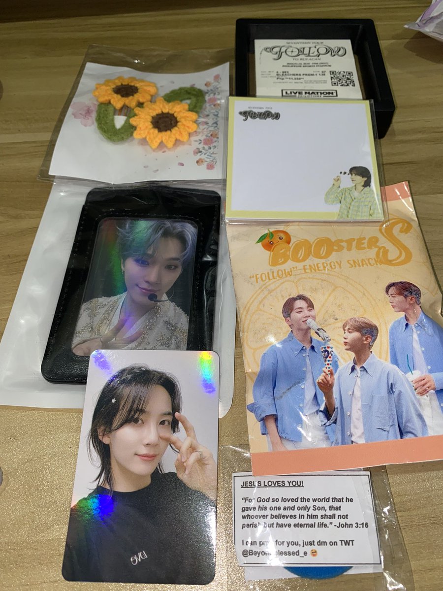 Jajunology's tweet photo. freebies from yesterday thank youuuu 🩵 #seventeeninbulacan #followinbulacan #followtour https://t.co/SvkOOFgOAH