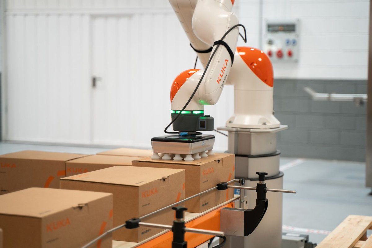 Revolutionize palletising with precision! 🤖

✨ Explore KUKA's ⭐️LBR iisy Palletising⭐️ – a 1️⃣1️⃣kg cobot, lifter, and vacuum gripper creating a seamless turnkey solution for efficient end-of-line operations. 

From sorting to palletising, ensure error-free shipments 📦✅