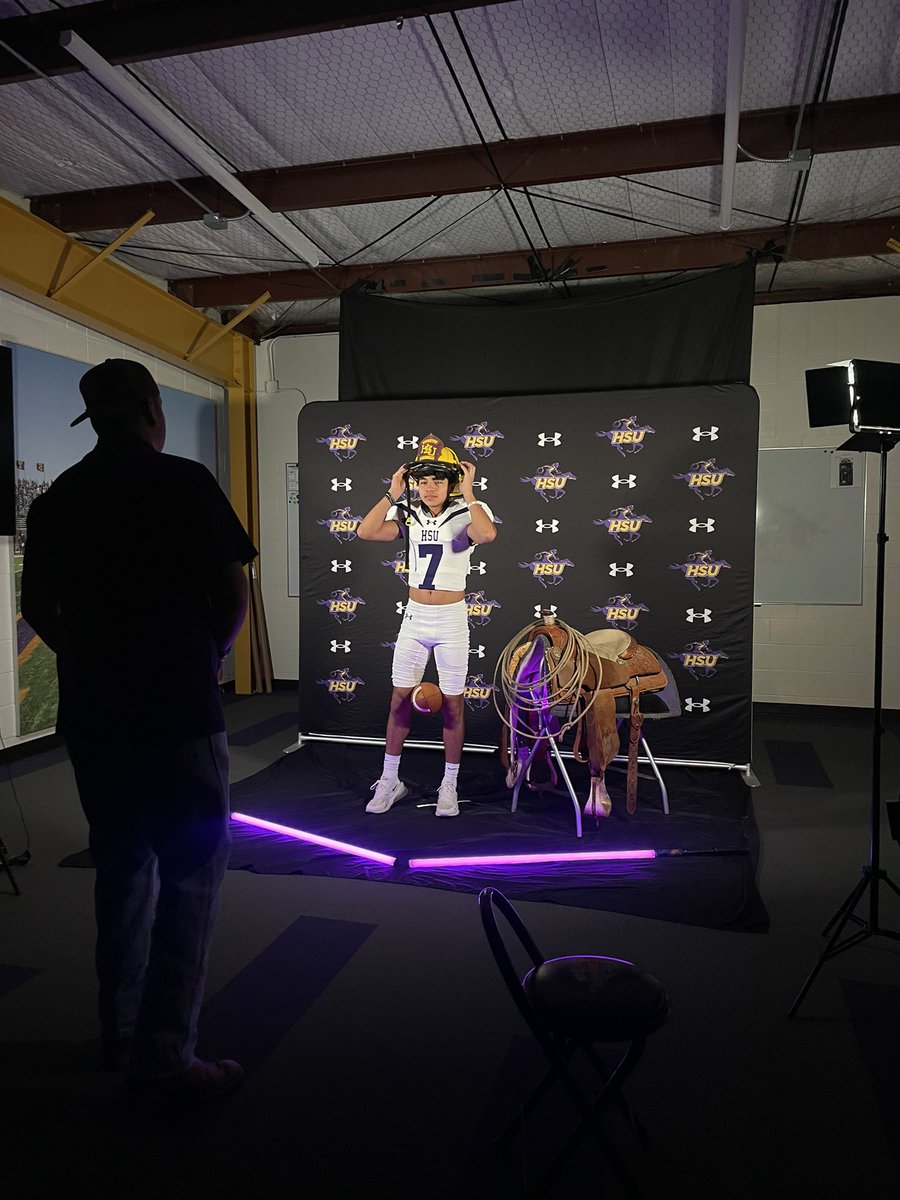 AndresCTX75's tweet photo. Truly blessed to say that I have committed to @HSUCowboys !!
Thank you @BurlesonHSU and  @CoachElkinsHSU for the opportunity!!
#HOOYAH 🤠 https://t.co/QcQS7uRJ6X