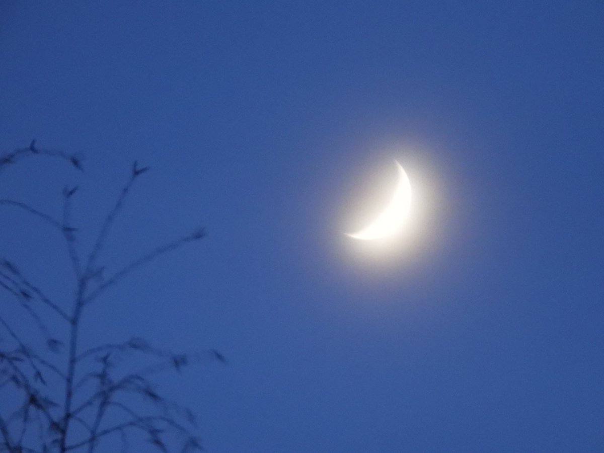 lakazel's tweet photo. #moon hat es wieder in sich! Obwohl es schneite, hat er sich blicken lassen! 😃 https://t.co/2bulbGYftd
