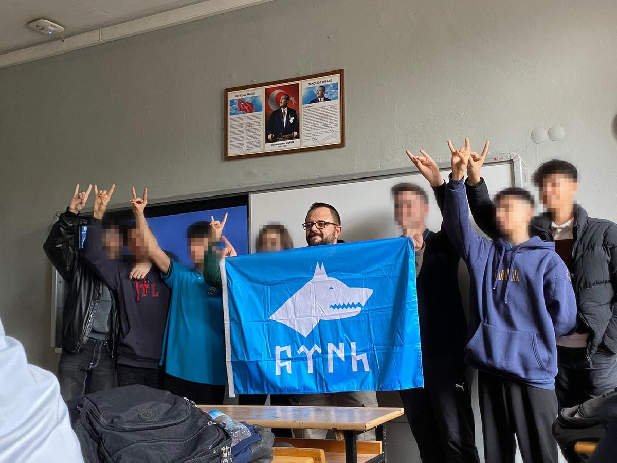 cetinakinbaskan's tweet photo. Eğitimde geldiğimiz nokta!
Burası Turgutlu’muzun en köklü devlet okullarından Turgutlu Lisesi…
Devlet memuru bu öğretmenimizin eğitim yuvalarında yaptığı siyasi çalışmanın örneğidir. Yarın konuyla ilgili savcılığa suç duyurusunda bulunulacaktır, kamuoyuna saygıyla duyurulur. https://t.co/yINc1IsiRx
