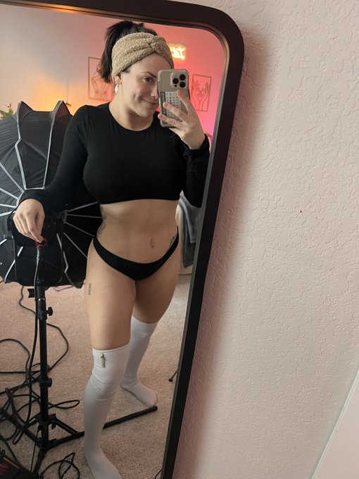 2 pic. Cum stay warm with me on Chaturbate! Link in my bio ! https://t.co/SPEKaXbxLN