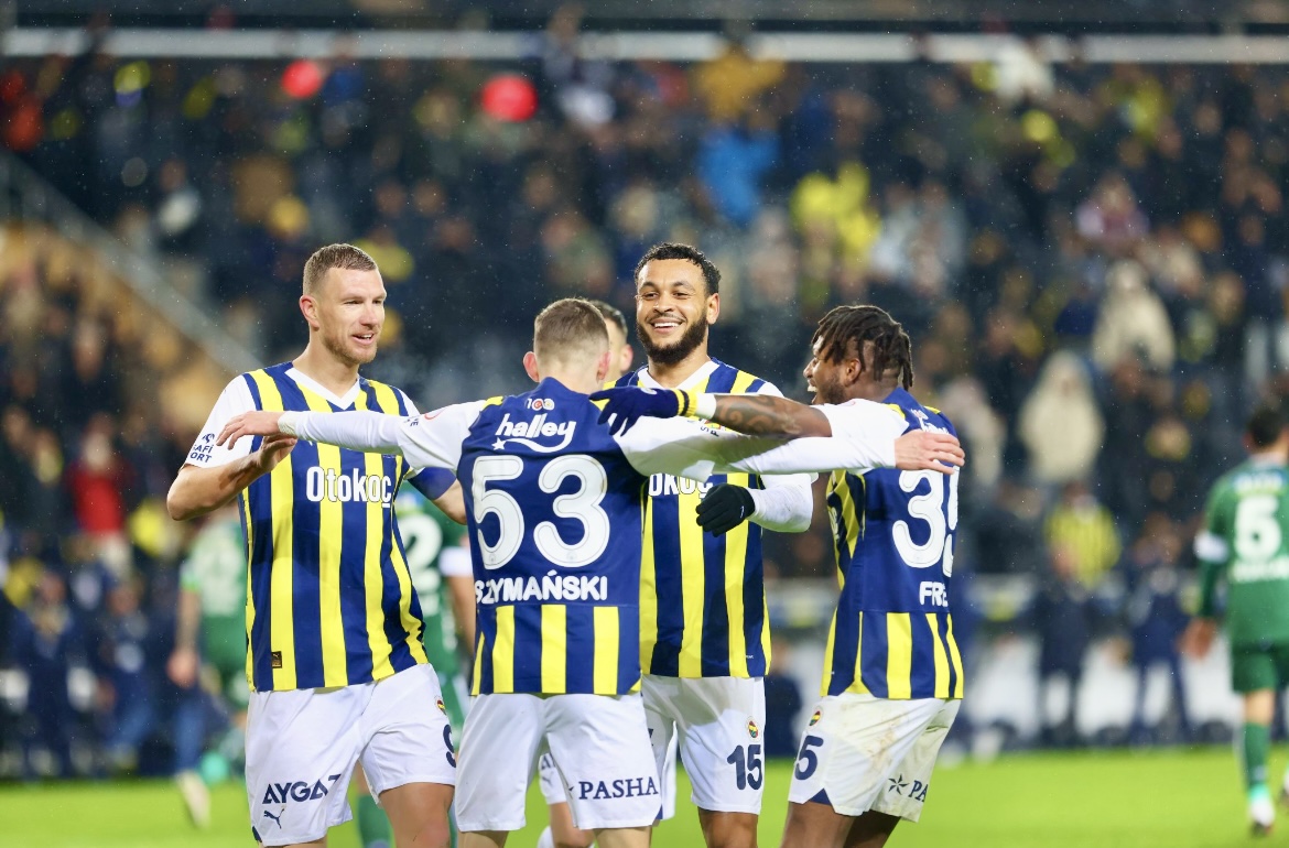 Fener10line's tweet photo. Bu ligin açık ara en iyi futbolunu sergileyen takım; FENERBAHÇE!

Hakem desteği ile değil, hakkımızla şampiyon olacağız!

KANIRTA KANIRTA.