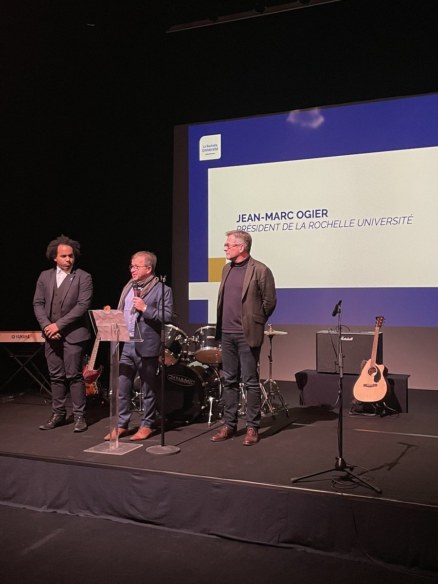 [🎊Voeux] Ce soir <a href="/jmogier/">Ogier Jean-Marc</a> et Stéphane Manson présentent leurs vœux à la communauté étudiante dans une ambiance propice aux échanges ! Du succès dans les études, une vie étudiante riche et enthousiasmante, c’est tout ce qu’on souhaite aux etudiant-es de <a href="/UnivLaRochelle/">La Rochelle Université</a> !