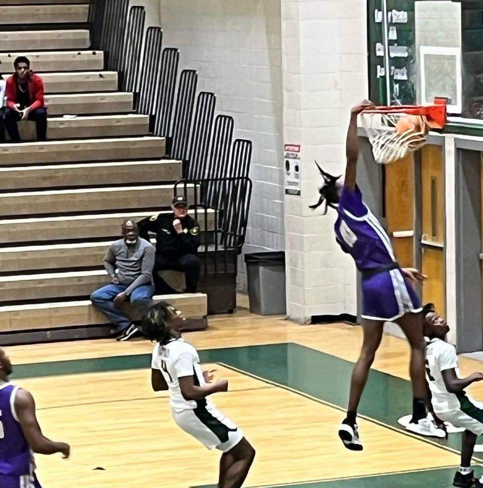 DarlingtonBBall's tweet photo. 2024 6'8 Michael Green is currently averaging 12ppg. 10 Rebs 2 blocks. Michael is very athletic runs the floor well and can shoot the 3pt shot.. Film can be sent to you! https://t.co/BTzlrHmlST