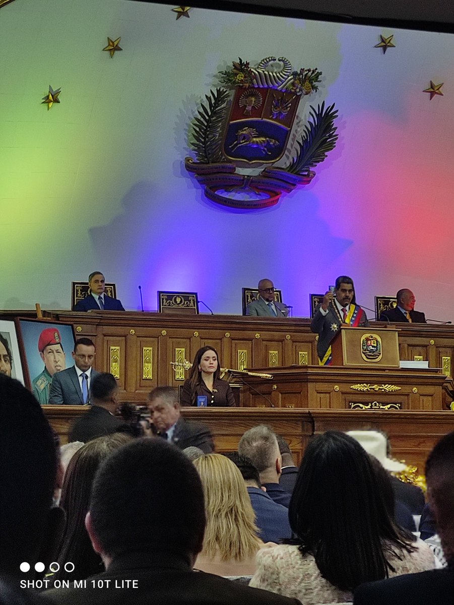 #15Enero | Presidente constitucional Nicolás Maduro @NicolasMaduro saluda al diplomatico Alex Saab @AlexSaabM @fabbri_camila  y se produce una ovación en la Asamblea Nacional @Asamblea_Ven durante su alocución a la nación @MEPoficial19671 @GilbertoGimenez
