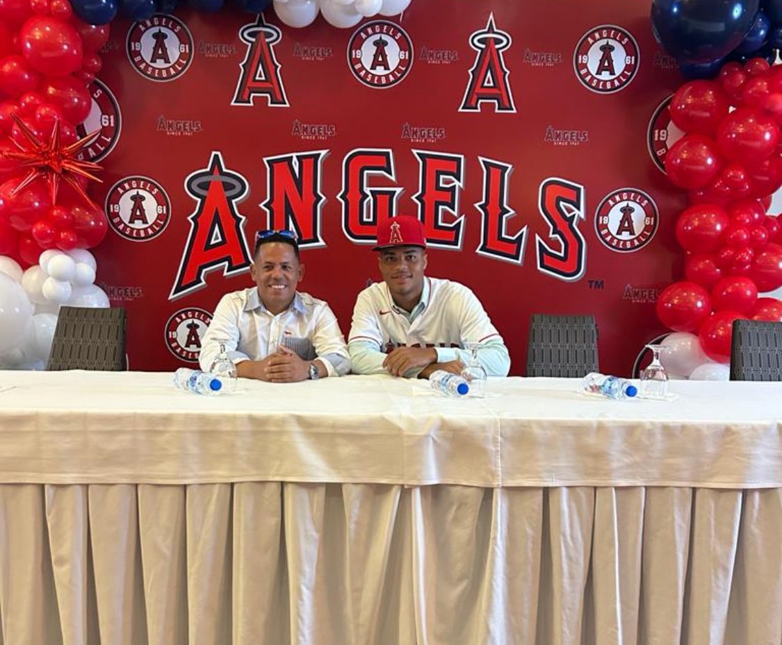BaseballAmerica's tweet photo. The @Angels sign their top international prospect this year, Joswa Lugo (left) for $2.3 million and Dominican outfielder Hayden Alvarez (right) to a $685,000 bonus

https://t.co/Tq0HeMzgR1