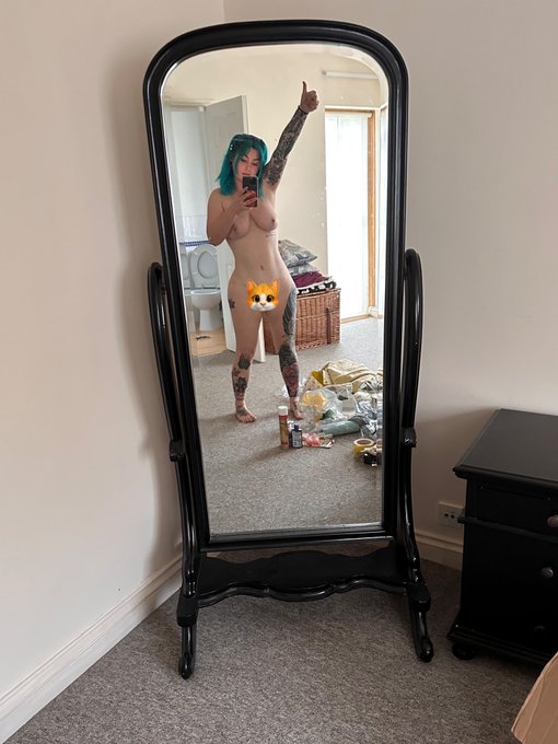 Decorating naked 🥵 https://t.co/7DCvqTo3ML