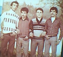 2 - #Diyarbakır Ofis semtinde TRT sokakta çocukluğu geçmiş olanlar Ercüment Yapa kardeşimizi eyi tanır. Fotrafda 1979 yılından o sokagın kabadayıları Mesut Içmez Ercüment Yapa ve Mehmet Izzet Günalp. .