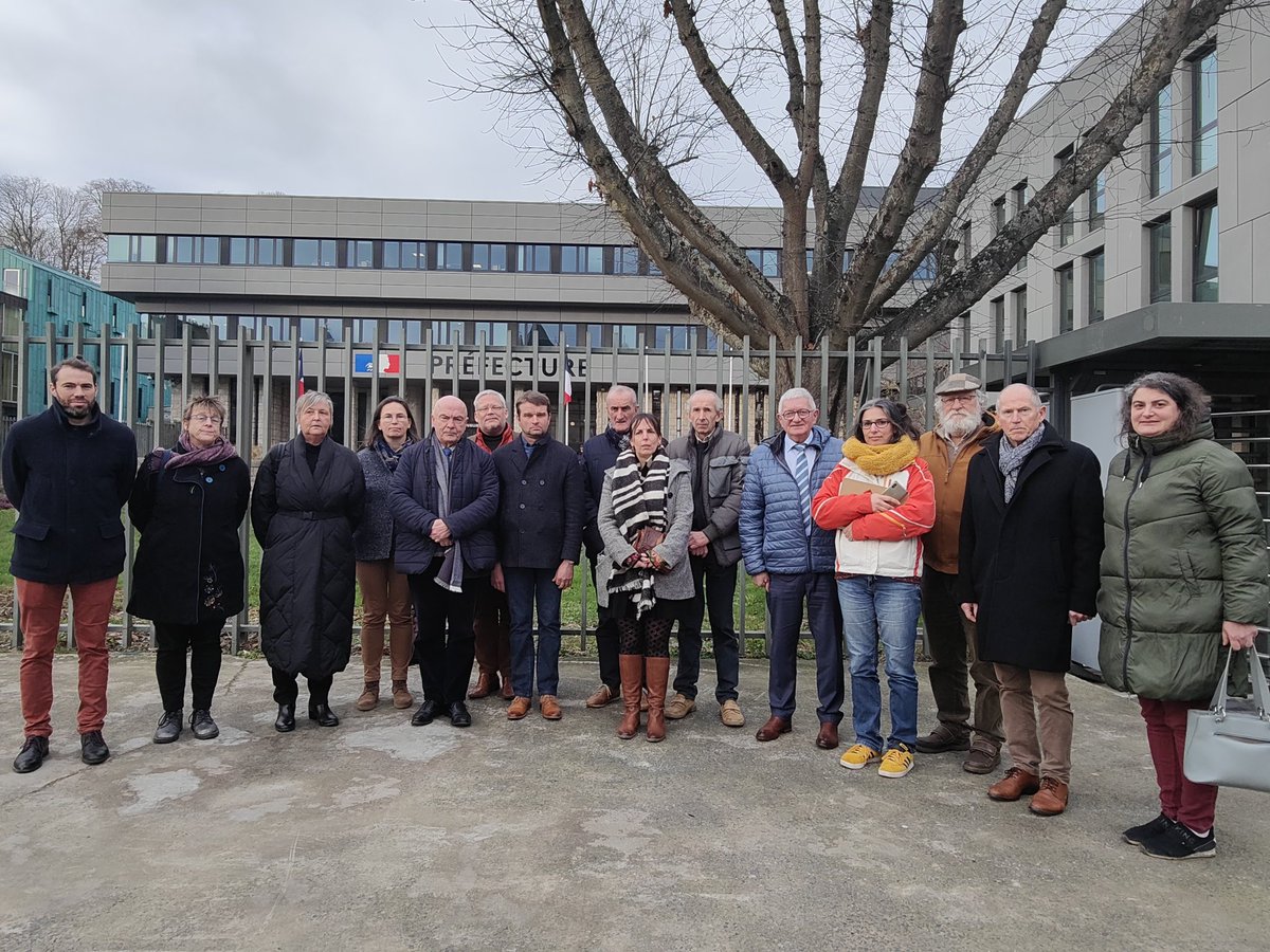 sdesallier's tweet photo. A la préfecture ce matin pour une audience avec le préfet afin d'obtenir le maintien du collège public de #Corlay . Sauvons le collège Pier An Dall de Corlay #determination #ruralité #amenagementduterritoire https://t.co/j8bgg6NokI