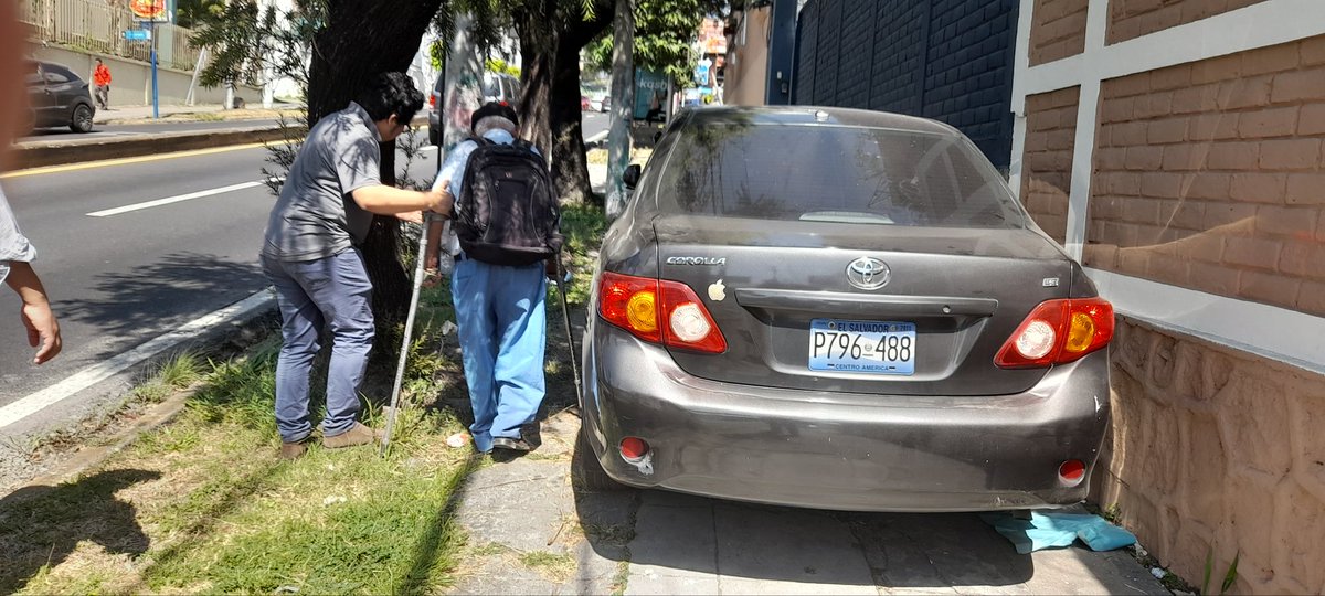 Vaselinux's tweet photo. Sr's @VMTElSalvador , @PNCSV , @alcaldia_ss . Estos vehículos están obstruyendo total mente la acera que está sobre la Masferrer, unos 30 metros adelante del Wendy's https://t.co/idPat0wYZv