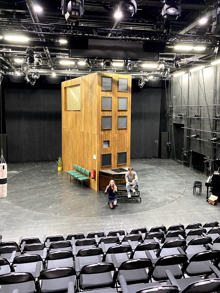 blnensemble's tweet photo. gerade auf der Bühne: Warm Up für "Mutti was machst du da?". Kathleen Morgeneyer und Max Gindorff beim Einsingen für die heutige Vorstellung im Neuen Haus. #BEbackstage #BEmutti https://t.co/5tPKOomWgR