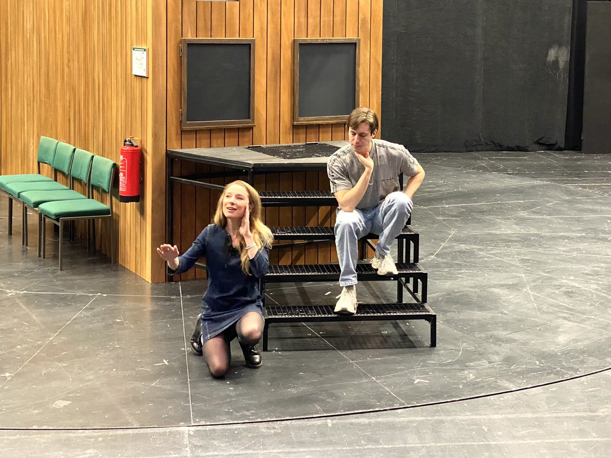 blnensemble's tweet photo. gerade auf der Bühne: Warm Up für "Mutti was machst du da?". Kathleen Morgeneyer und Max Gindorff beim Einsingen für die heutige Vorstellung im Neuen Haus. #BEbackstage #BEmutti https://t.co/5tPKOomWgR