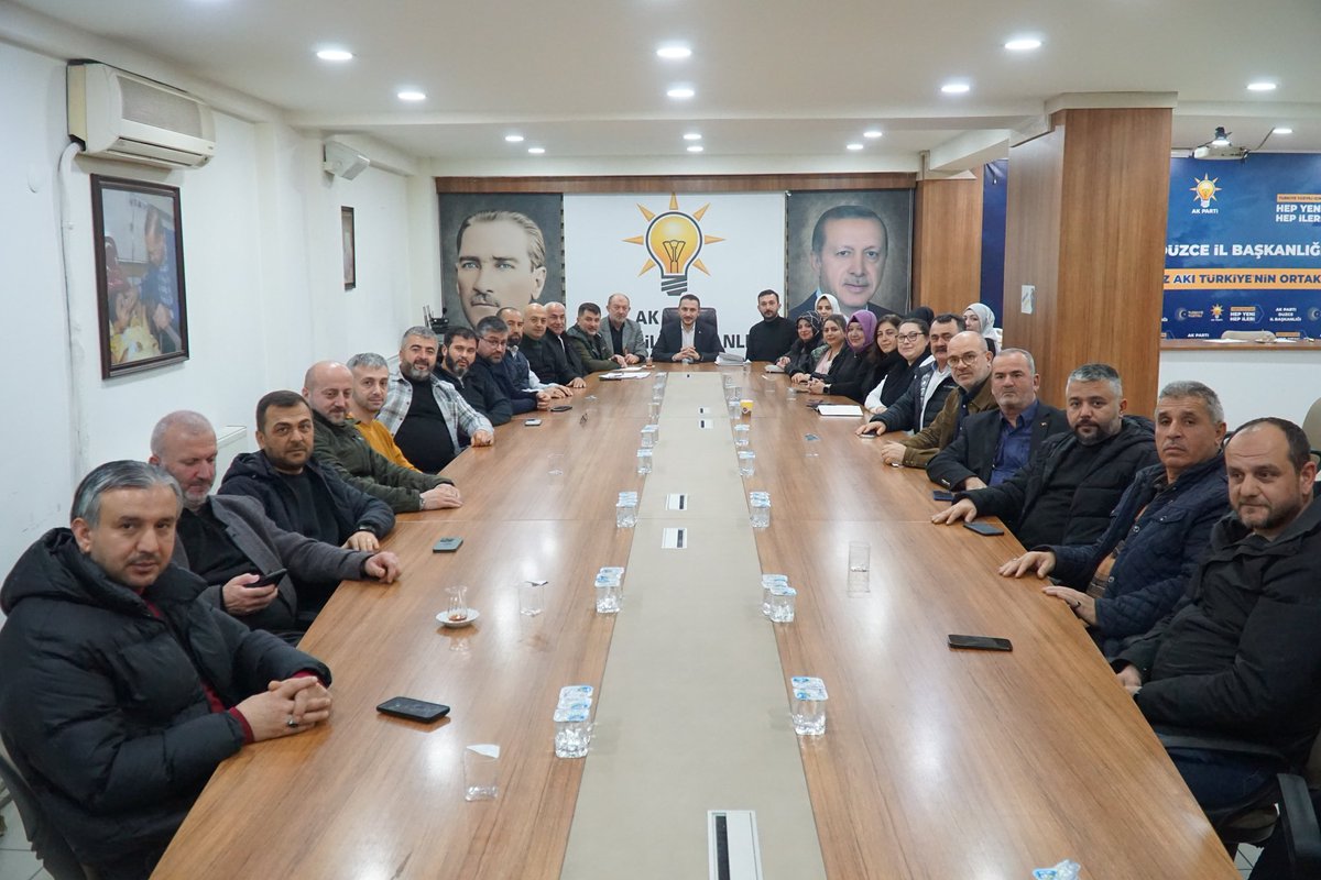 SengulogluHasan's tweet photo. Milletvekilimiz Ercan Öztürk'ü misafir ettiğimiz İl Yönetim Kurulu Toplantımızda istişarelerde bulunduk.

Düzce'mizin her karışında köy köy, mahalle mahalle, sokak sokak yeniden tarih yazacağız!

31 Mart zaferiyle yeniden Düzce'miz kazanacak, yeniden milletimiz kazanacak! https://t.co/kwDPpo8VJq