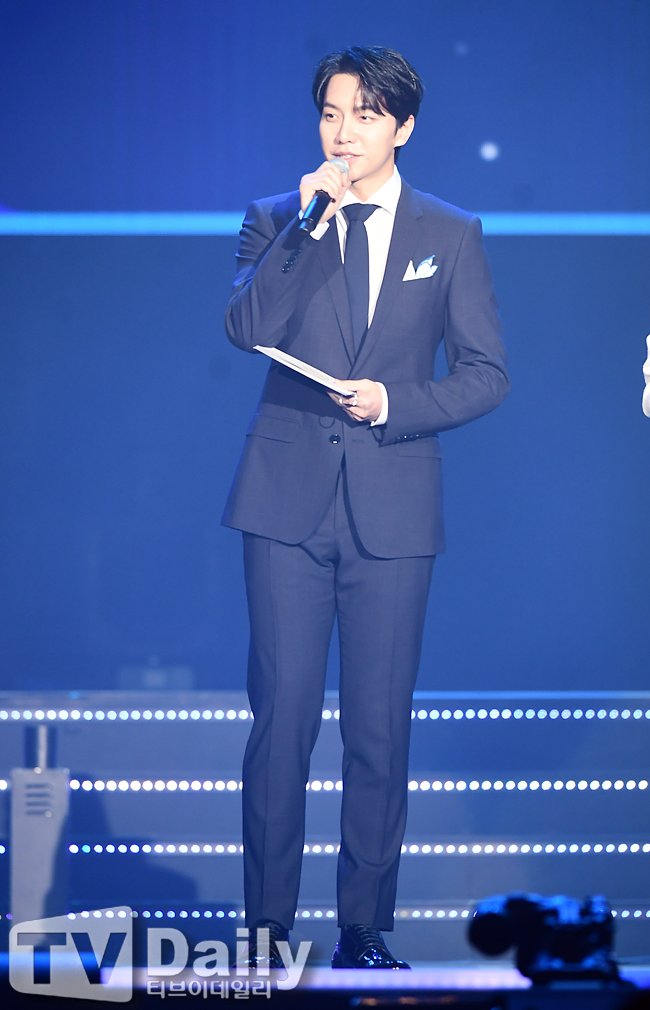 lee_lee033's tweet photo. #LeeSeungGi #SHARINGTOGETHERCONCERT https://t.co/7ztFUX2UJ0