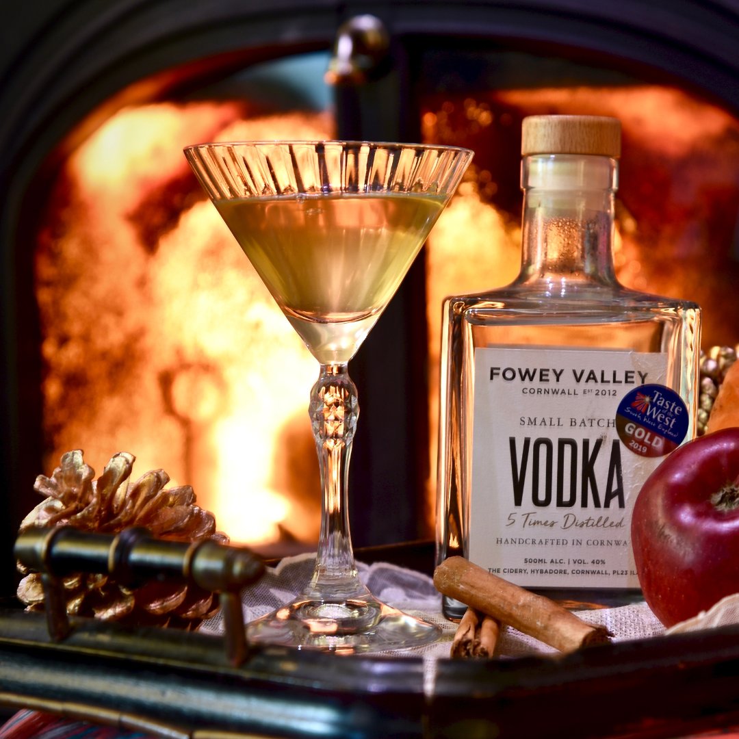 On the hunt for a delicious tipple to cosy up with in this chilly weather? Then our Spiced Apple Cocktail is the answer 🍸 To craft this delicious tipple at home, find the recipe below 👇 facebook.com/foweyvalley