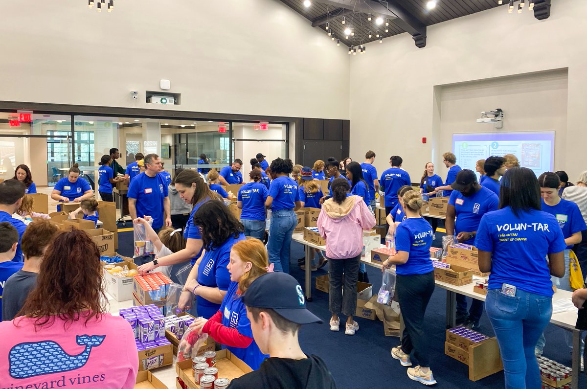 rollinscollege's tweet photo. Each year, Rollins commemorates the life and work of Dr. Martin Luther King Jr. through a week of service, conversation, & reflection. Today, student volunteers made 750 meal packs for @feedhopenow. #LifeIsForService!๐๐
Full schedule of MLK Week events: https://t.co/hzWwxJMW7j https://t.co/6VQraXCjEp