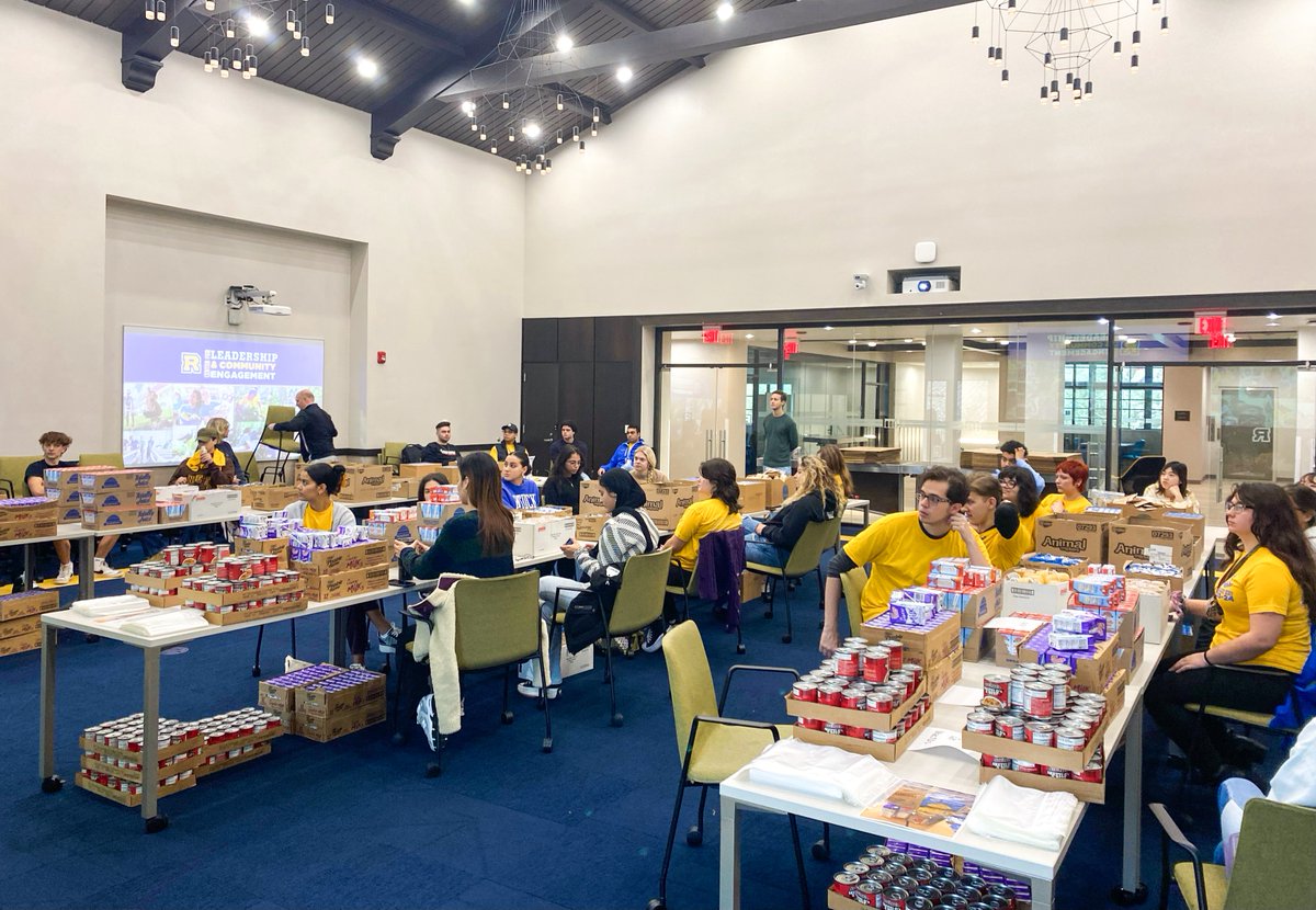 rollinscollege's tweet photo. Each year, Rollins commemorates the life and work of Dr. Martin Luther King Jr. through a week of service, conversation, & reflection. Today, student volunteers made 750 meal packs for @feedhopenow. #LifeIsForService!๐๐
Full schedule of MLK Week events: https://t.co/hzWwxJMW7j https://t.co/6VQraXCjEp