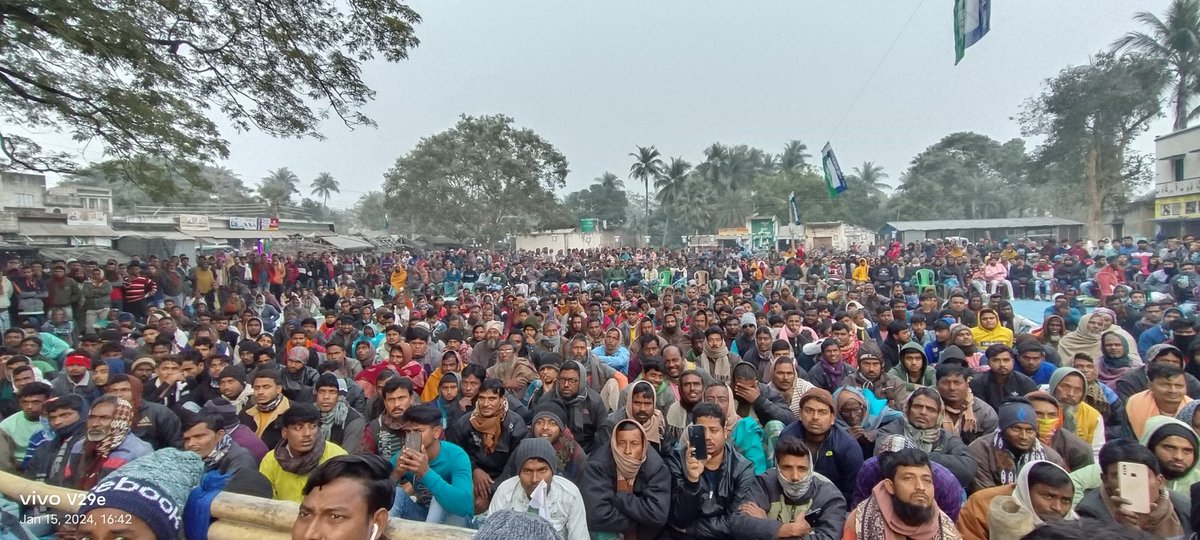 ISFmessage's tweet photo. মুর্শিদাবাদের বহরমপুর লোকসভায় ভাইজানের আজকের সভায় উপস্থিত  আইএসএফ এর প্রতি ভালোবাসার ইঙ্গিত। https://t.co/T1Uh5CipE3