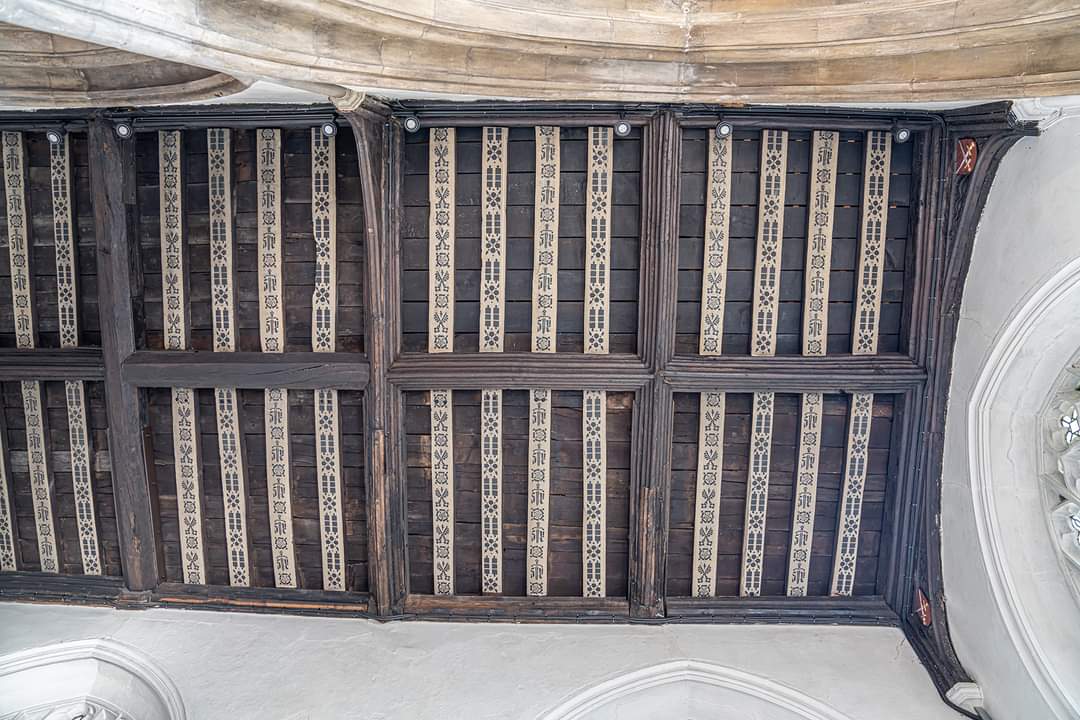 GridArt's tweet photo. St James the Great Church, East Hill #Colchester with the most amazing painted roof beams!
#colchesterlife #ColchesterHistory #colchestercity https://t.co/Il01JmZVTx