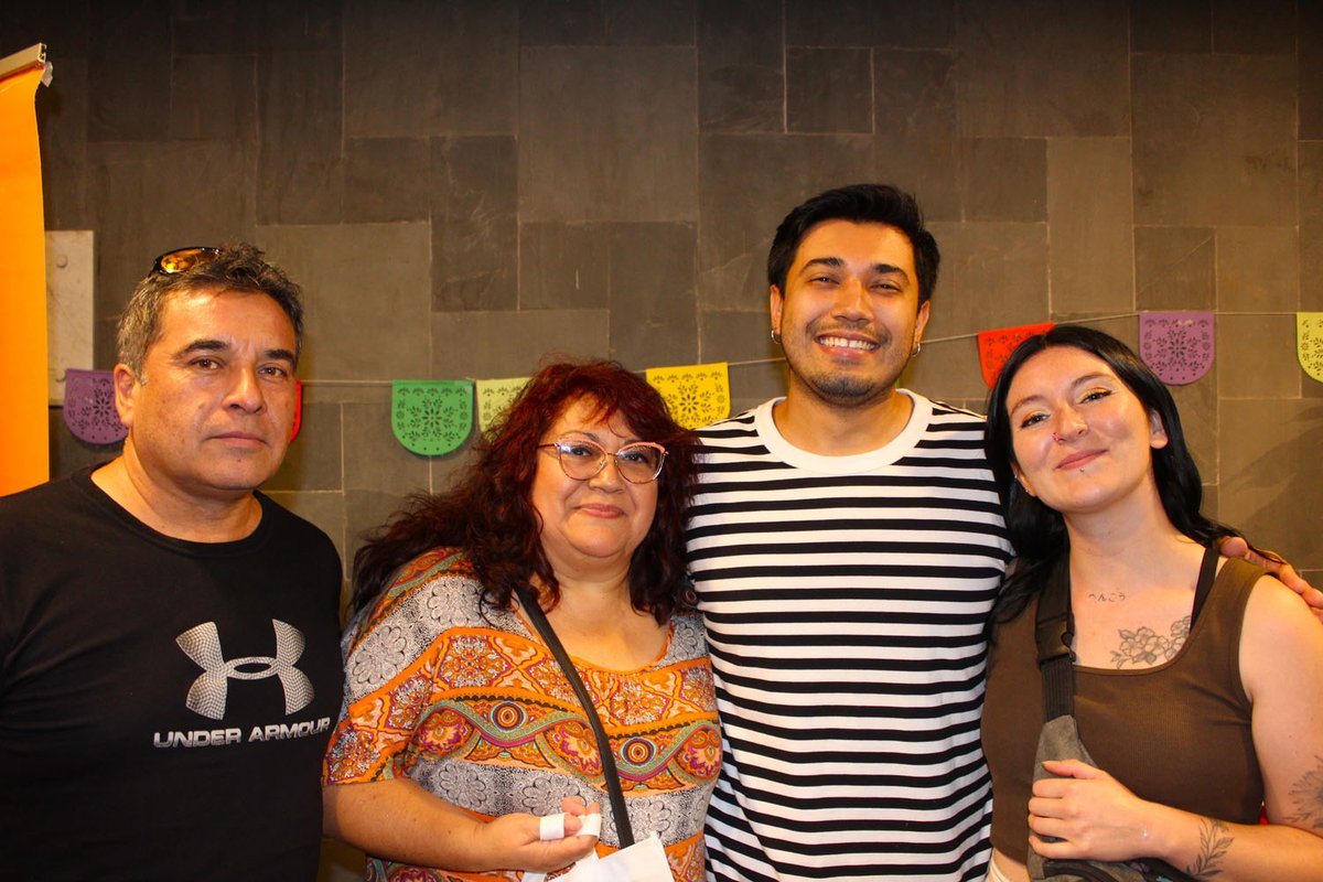 Las familias de nuestros estudiantes becad@s comparten la alegría de ver que el esfuerzo de estos jóvenes ha valido la pena, al estar finalizando sus estudios superiores y a las puertas de convertir en realidad su tan anhelado sueño de ser profesionales.