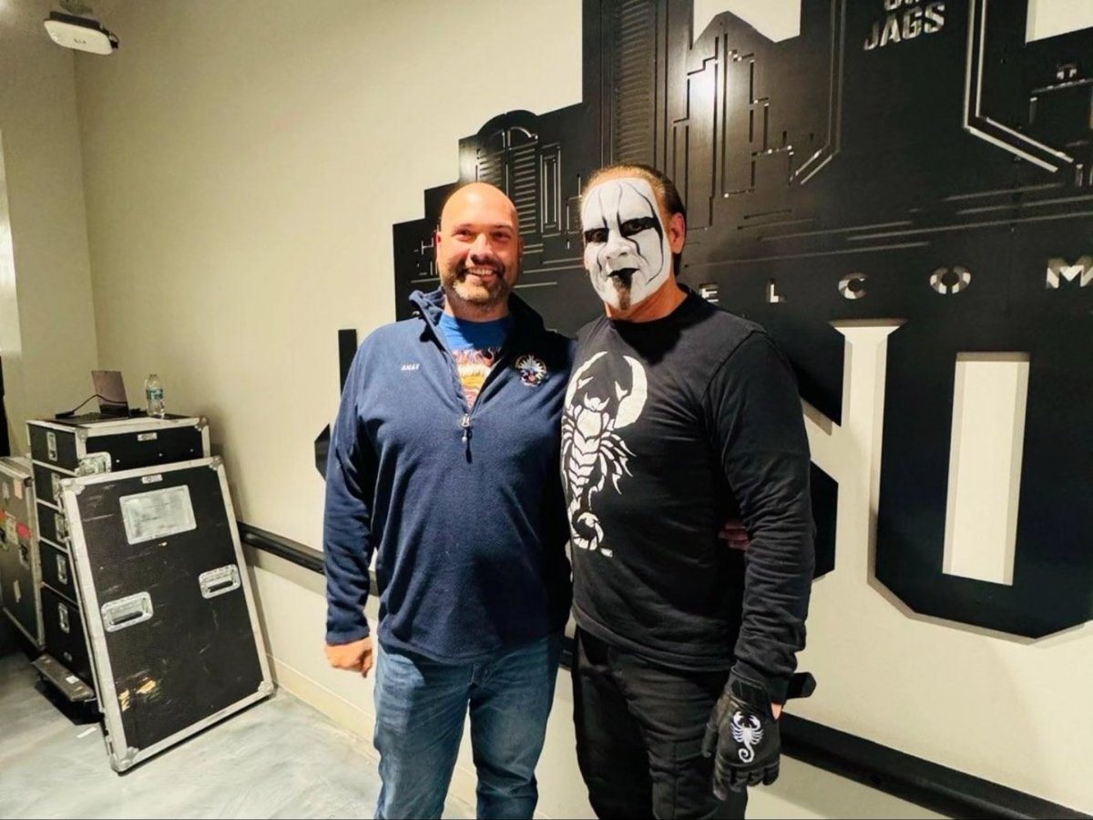 Last week at @AEW Dynamite in Jacksonville, @Sting surprised longtime fan Senior Chief Clinton Nay, who is retiring from the Navy after 22 years of service! We appreciate the Nay Family for allowing us to be a part of the celebration.  From everyone at AEW, thank you Senior…