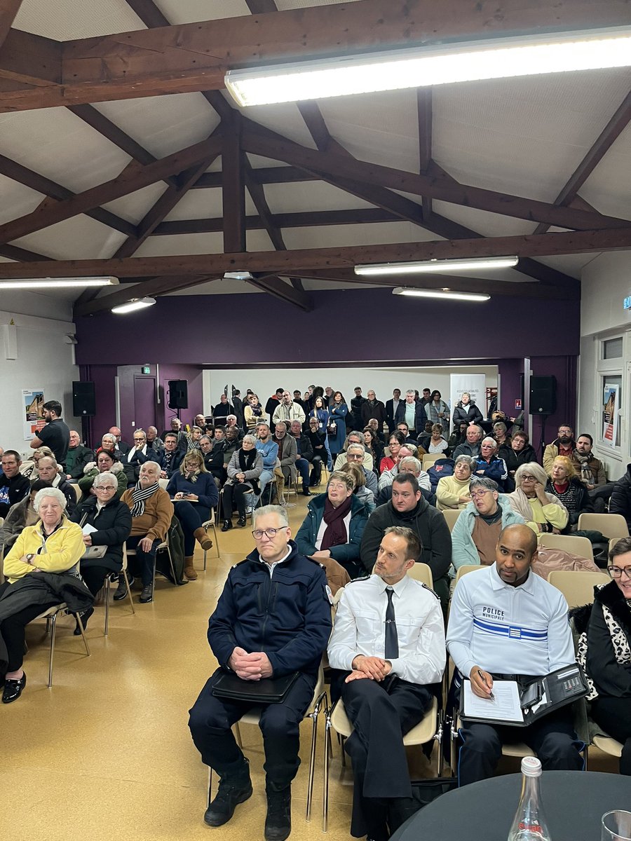 Conseil de quartier de Tourneville au Havre. Rencontre avec les habitants, échanges directs, questions, critiques, suggestions. La politique locale.