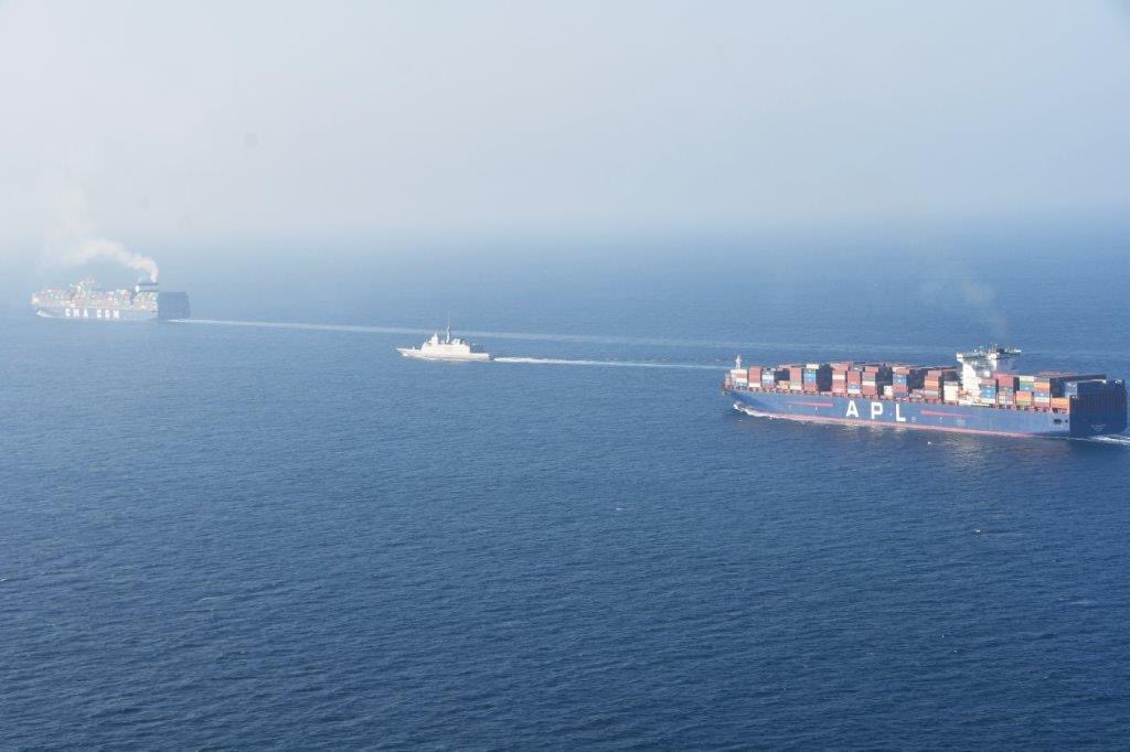 EtatMajorFR's tweet photo. #MerRouge | La frégate Languedoc poursuit sa patrouille dans le sud de la mer Rouge et le détroit de Bab El Mandeb. Elle contribue activement à la liberté de navigation et à la sûreté maritime en réalisant des accompagnements de navires de commerce. https://t.co/Il2oLv8Wex