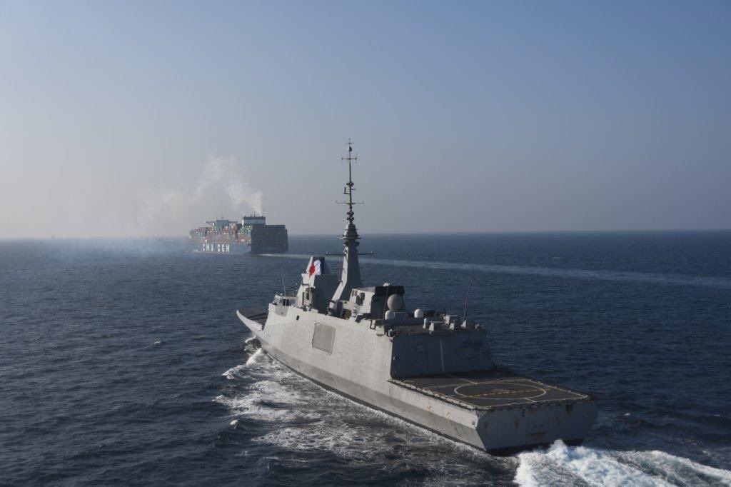 EtatMajorFR's tweet photo. #MerRouge | La frégate Languedoc poursuit sa patrouille dans le sud de la mer Rouge et le détroit de Bab El Mandeb. Elle contribue activement à la liberté de navigation et à la sûreté maritime en réalisant des accompagnements de navires de commerce. https://t.co/Il2oLv8Wex
