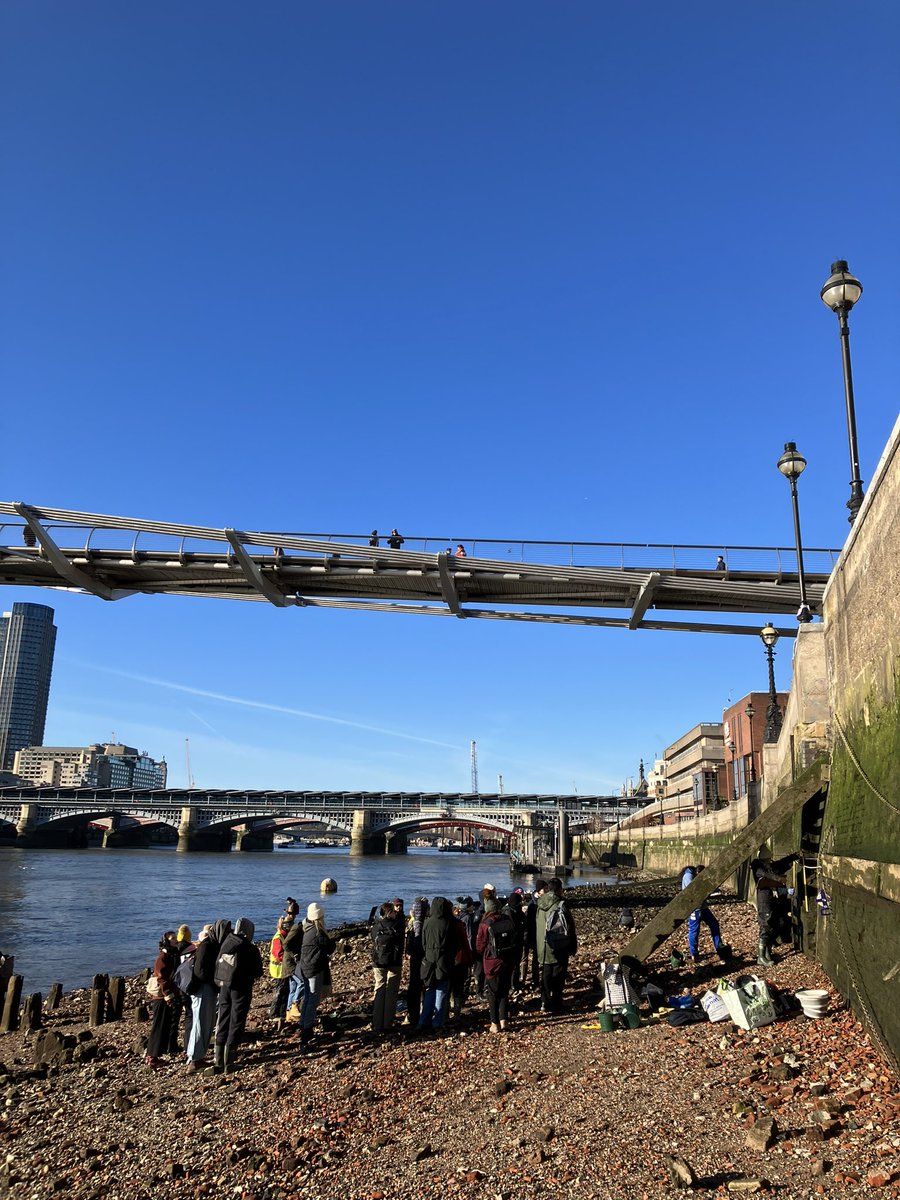 Awesome, but slightly arctic, morning on the #Thames today with our 1st year #archaeology undergraduates. We also visiting the Thames Causeway project we are running as #fieldwork for students. #ThinkDifferentlyThinkArchaeology #LocalAndGlobal