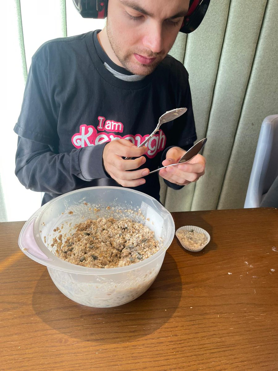Cascade_Cohen's tweet photo. Tom made some fantastic Bird feeders today.
I bet the birds will enjoy these🐦🐦⬛
#Gettingcreative
#Indooractivity https://t.co/ziJ59LlMzQ