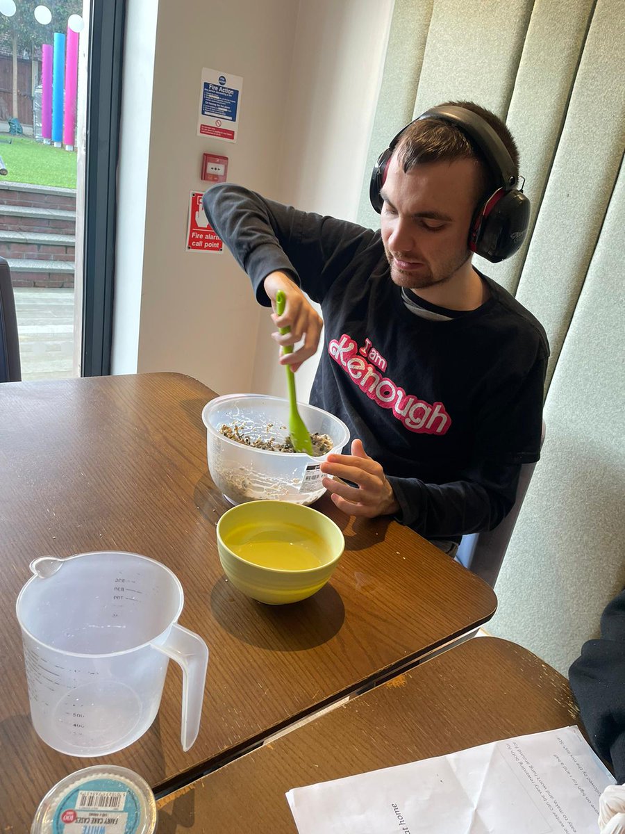 Cascade_Cohen's tweet photo. Tom made some fantastic Bird feeders today.
I bet the birds will enjoy these🐦🐦⬛
#Gettingcreative
#Indooractivity https://t.co/ziJ59LlMzQ