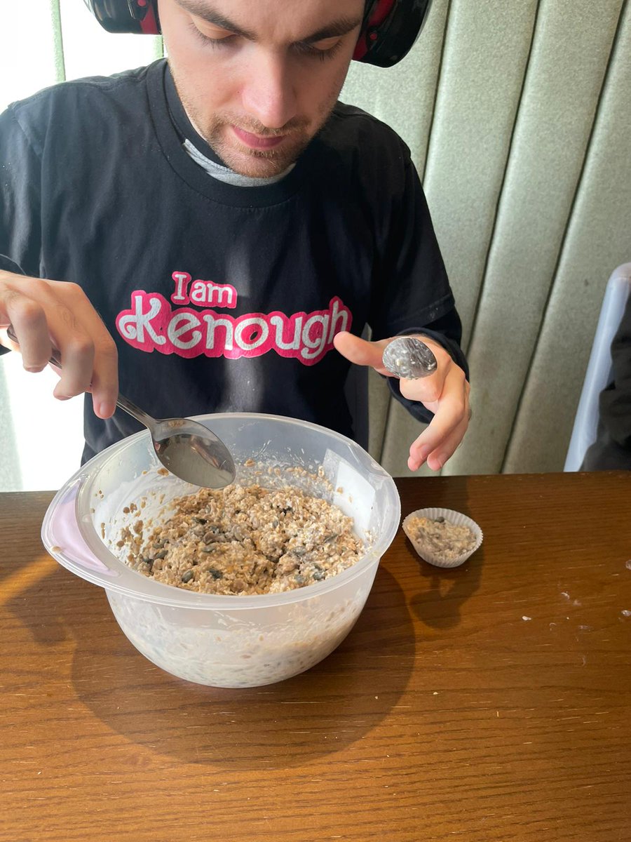 Cascade_Cohen's tweet photo. Tom made some fantastic Bird feeders today.
I bet the birds will enjoy these🐦🐦⬛
#Gettingcreative
#Indooractivity https://t.co/ziJ59LlMzQ
