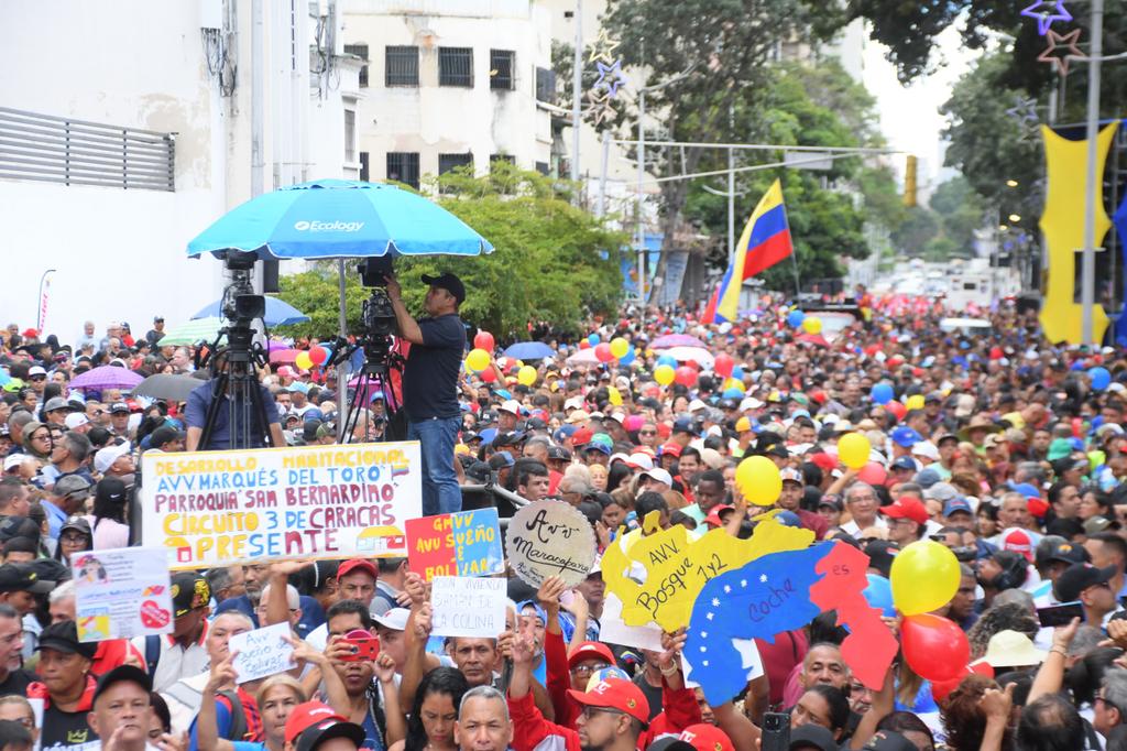 PartidoPSUV's tweet photo. Ha sido un año que nos ha permitido reavivar la vida  económica del país, y esto es gracias a la gestión del presidente @NicolasMaduro es por eso, que este #15Enero acompañamos el Mensaje Anual del Jefe de Estado. 
#MensajeAnual https://t.co/wNLRots33q
