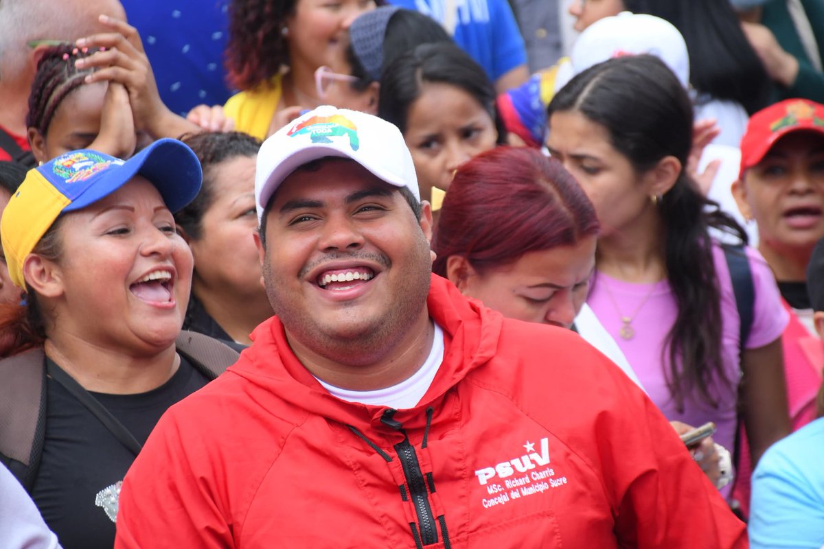 ¿Por qué el pueblo venezolano acompaña al presidente Nicolás Maduro en su Mensaje Anual? 

El pueblo venezolano aprovecha esta oportunidad para manifestar su respaldo al Jefe de Estado, y lo que ha sido su gestión. Asimismo, respalda las políticas implementadas en favor de los