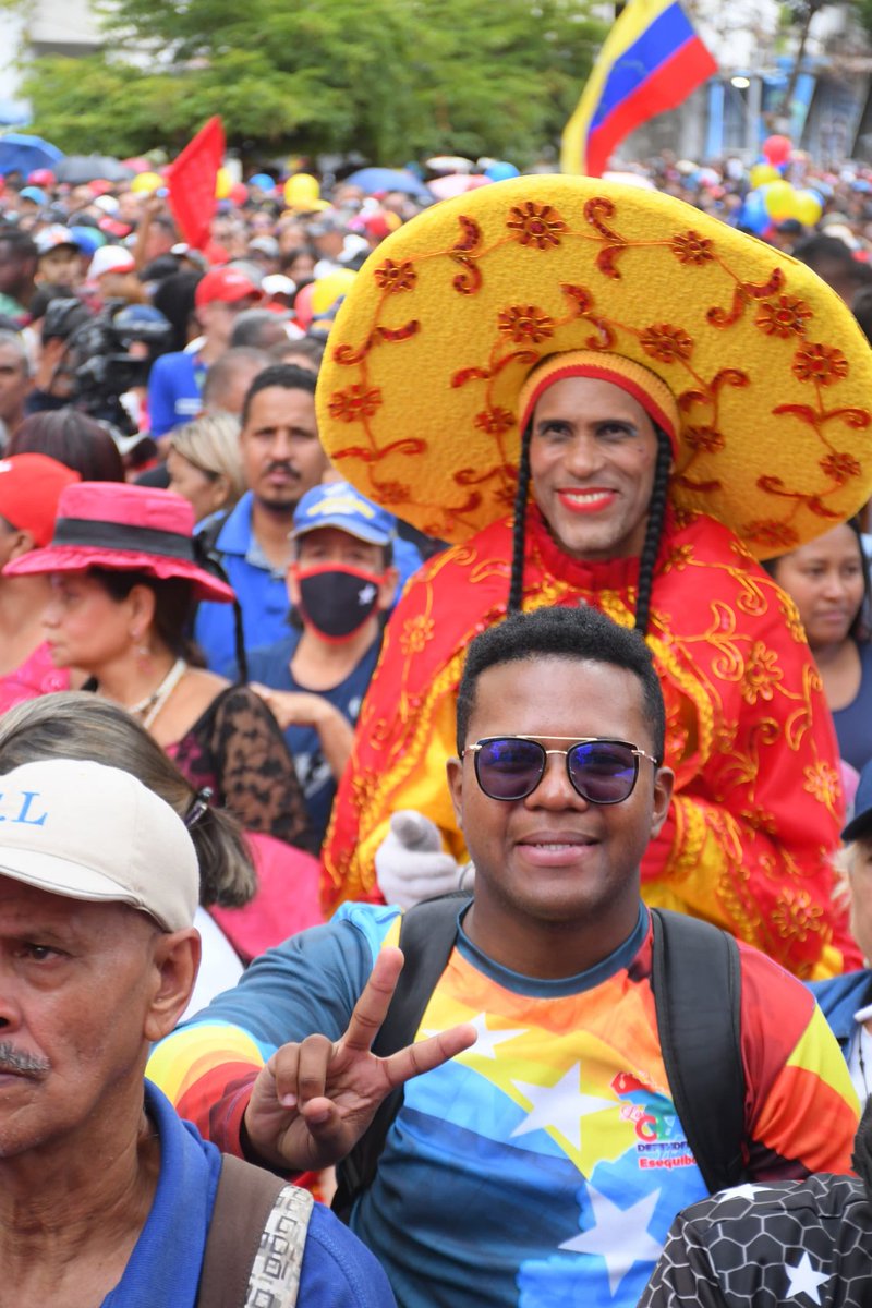 PartidoPSUV's tweet photo. Ha sido un año que nos ha permitido reavivar la vida  económica del país, y esto es gracias a la gestión del presidente @NicolasMaduro es por eso, que este #15Enero acompañamos el Mensaje Anual del Jefe de Estado. 
#MensajeAnual https://t.co/wNLRots33q