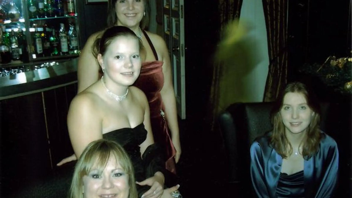 FotodeFantasmas's tweet photo. Fotografia tomada en la celebracion de una boda en Londres. En ese bar se dice que se aparece una mujer de blanco que aterroriza a los trabajadores. https://t.co/8YzP6fyhdu