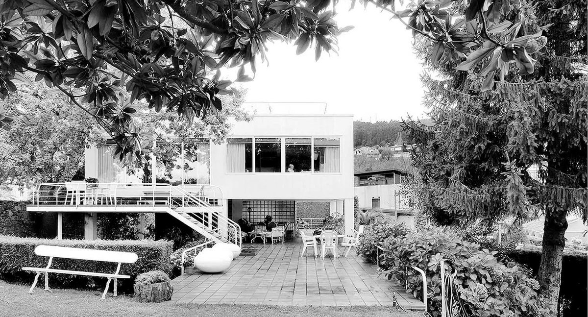 TRES60Blog's tweet photo. Vistas exteriores e interiores de la casa Domínguez en A Caeira, Poio, Pontevedra. Proyectada entre 1973 - 1976 por Alejandro de la Sota Martínez y construida en 1976.

#CasaDomínguez #AlejandrodelaSota #laformamoderna #arquitectura https://t.co/6iojVQhUhS