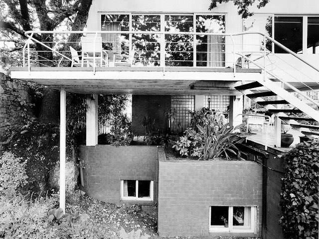 TRES60Blog's tweet photo. Vistas exteriores e interiores de la casa Domínguez en A Caeira, Poio, Pontevedra. Proyectada entre 1973 - 1976 por Alejandro de la Sota Martínez y construida en 1976.

#CasaDomínguez #AlejandrodelaSota #laformamoderna #arquitectura https://t.co/6iojVQhUhS