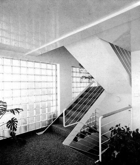 TRES60Blog's tweet photo. Vistas exteriores e interiores de la casa Domínguez en A Caeira, Poio, Pontevedra. Proyectada entre 1973 - 1976 por Alejandro de la Sota Martínez y construida en 1976.

#CasaDomínguez #AlejandrodelaSota #laformamoderna #arquitectura https://t.co/6iojVQhUhS