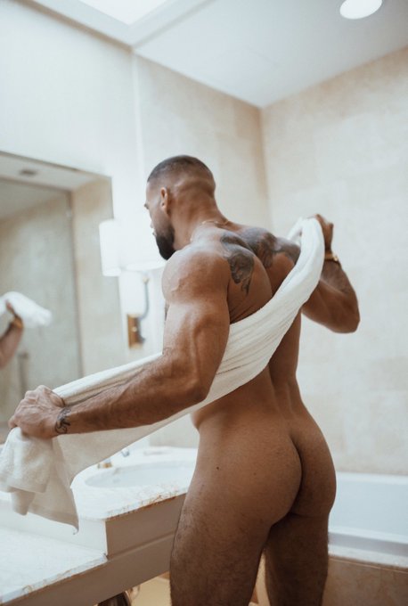 Monday BUN day .. I love WHO I see in the mirror, not just what I see 💪🏽🪞 https://t.co/PblLw68PC2