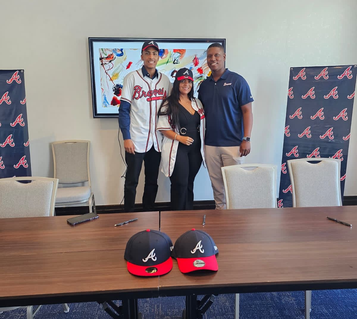 Dominican RHP Anferni Manuel González officially signed with the Atlanta  Braves. Bonus deal: $60,000. He is represented by Yanet Soriano Academy.  His trainer is the Cuban Solano Durán.