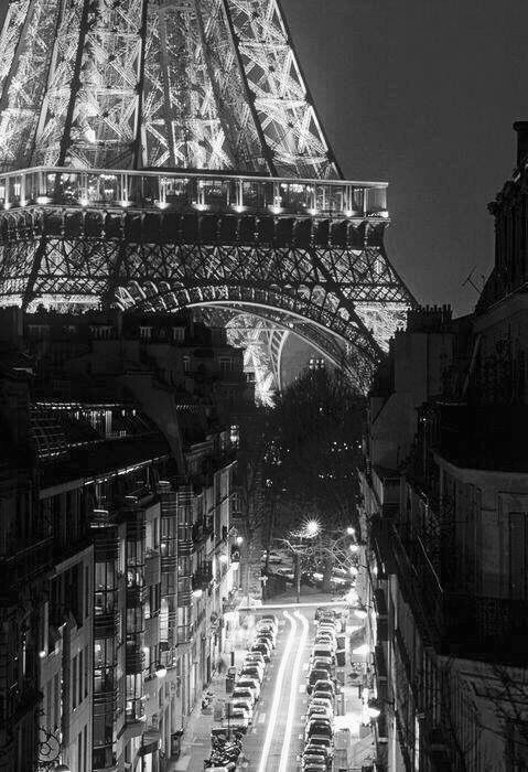 ParisAMDParis's tweet photo. Toiur Eiffel illuminée. 
Paris spectaculaire. https://t.co/aX13dpHhn3