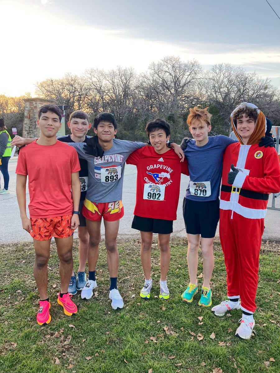 BoldCold5K15K's tweet photo. Big smiles before the fast miles.
😃 
💨 
#boldinthecold  #rungrapevine #lgraw #gograpevine #grapevinetx #racelocal #runchat https://t.co/FdSooyYdEB