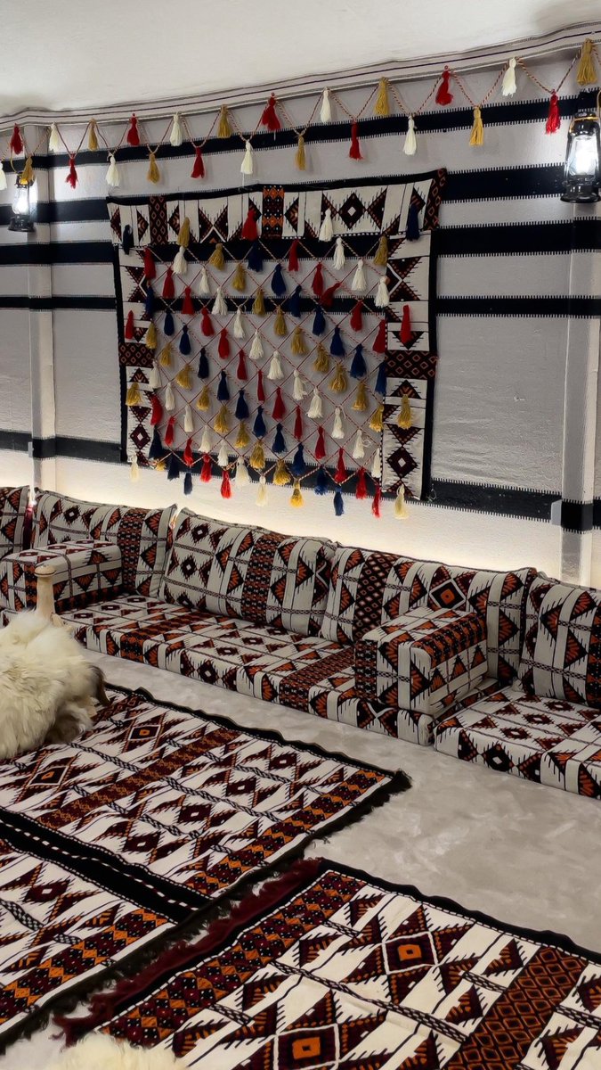 " ما لحقني في رجاك من السّنين العوج: ذِلَّة
أنت من يلْمَحك في ديرة ولا يتْبَعك؟ غادي ".