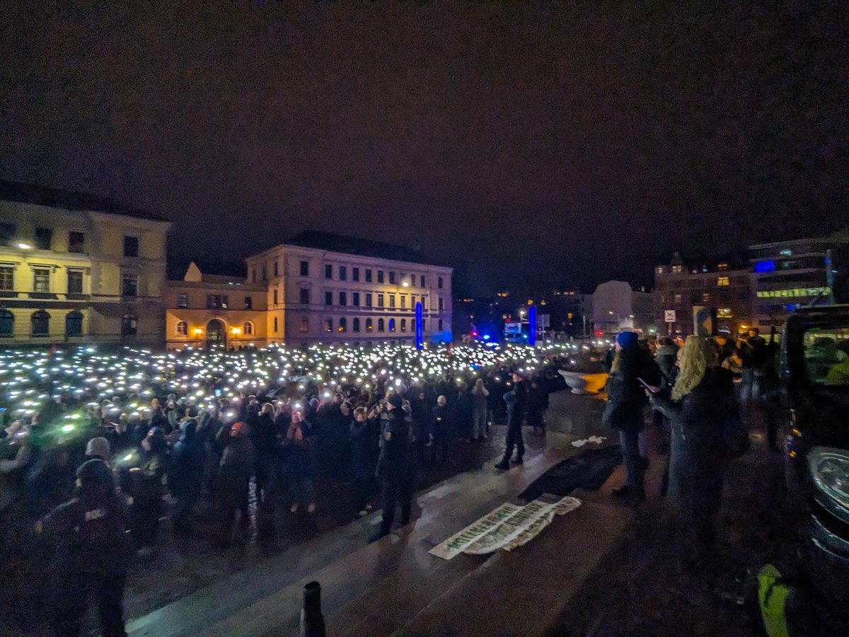 joblogh's tweet photo. Über 10.000 Leute Demonstrieren heute in Leipzig gegen die #noafd  und ihre Deportationspläne #le1501

*meine Bilder die nicht bei @FFFLeipzig sind. . https://t.co/1h36Qxil7w