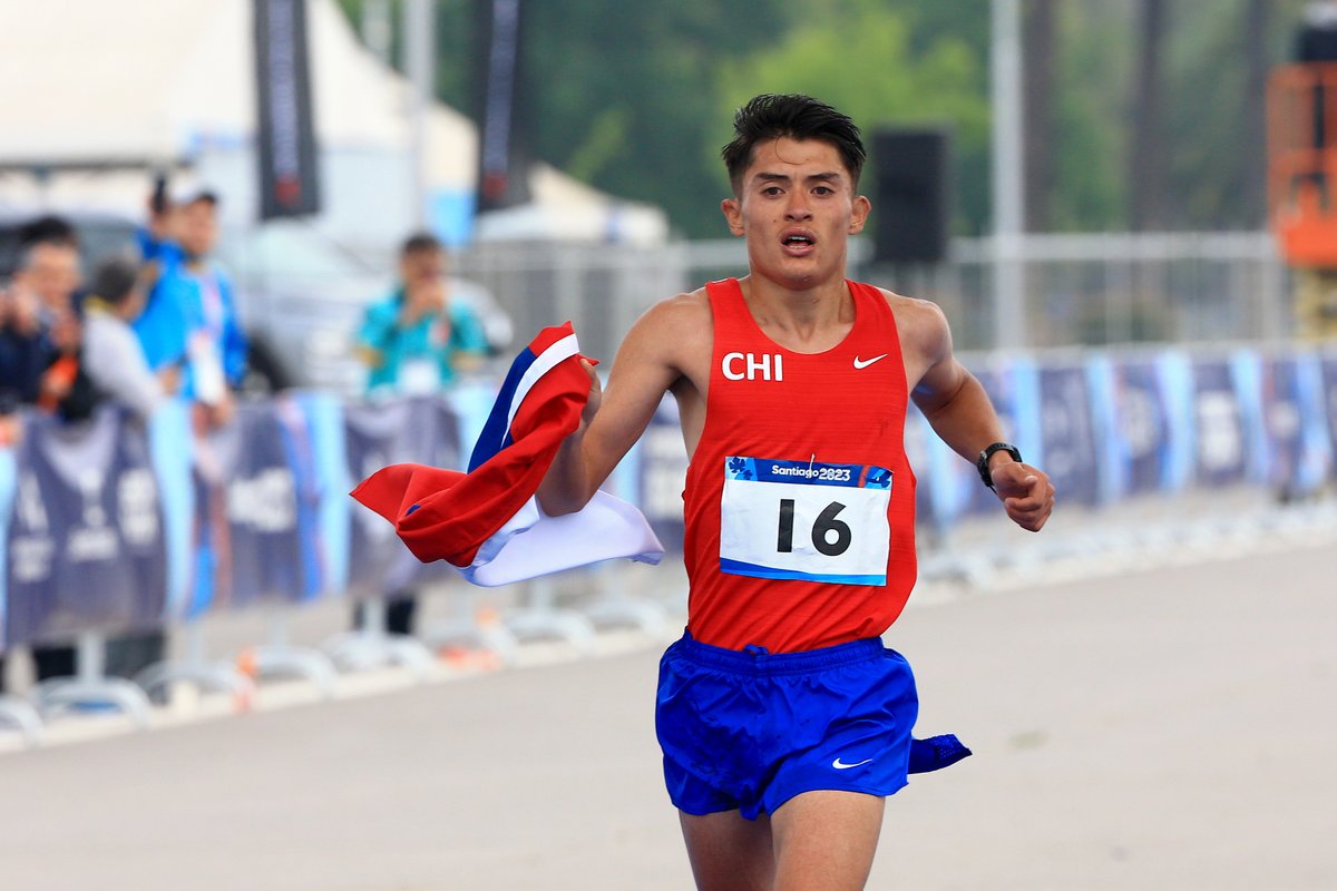 🙌🏽🏅🇨🇱 ¡Catrileo es récord de Chile! 🔥 Con 2 horas, 8 minutos y 44 segundos, nuestro medallista de plata de #Santiago2023, @hugocatrileotapia, se adjudicó este fin de semana el el récord histórico nacional de maratón en Houston. ¡Tremendo! 👏🏼👏🏼