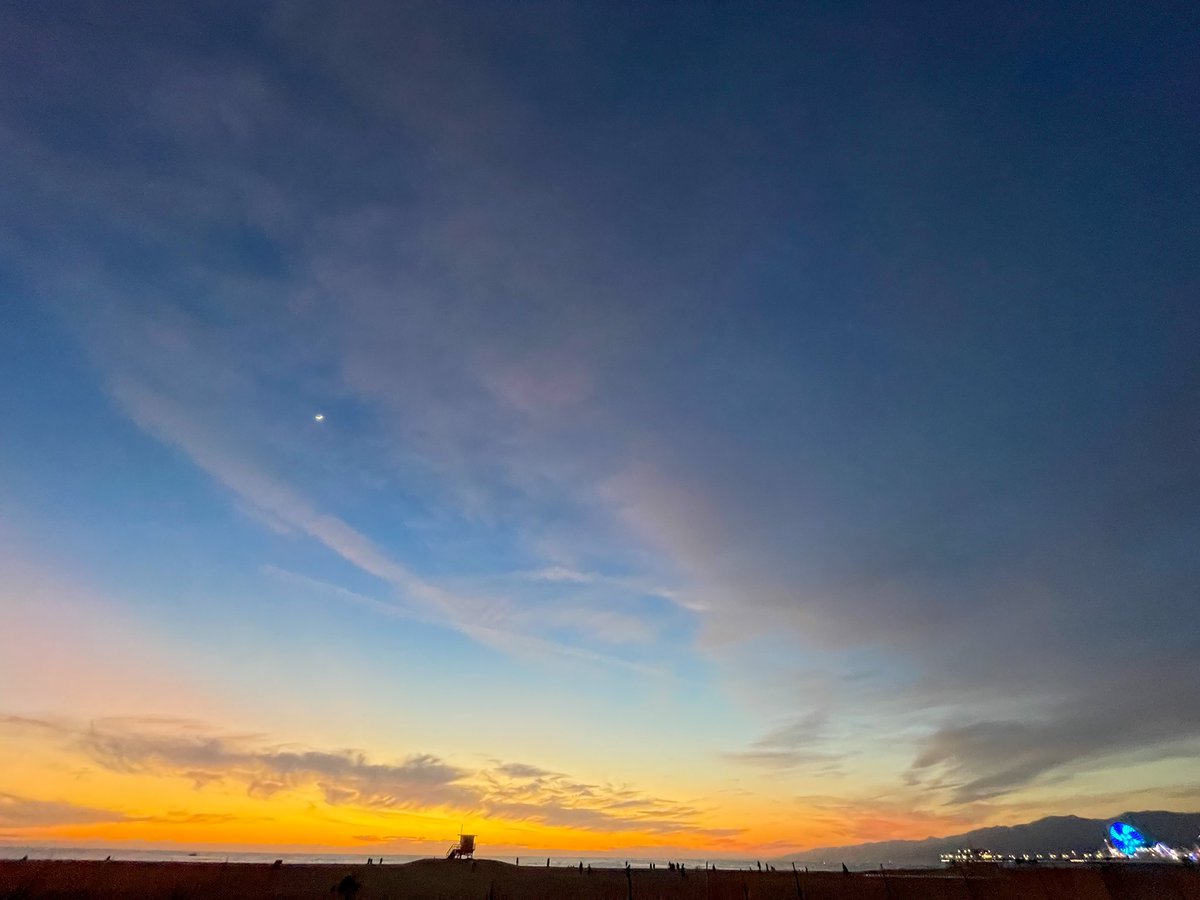 guerillafilms's tweet photo. sunset on the seashore last night #santamonica https://t.co/VaAlCC1uQ2