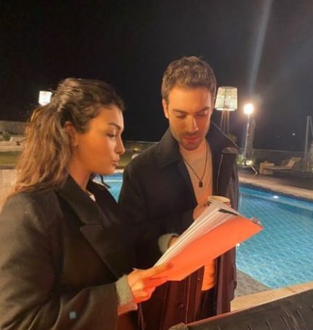 KizlarSoruyor's tweet photo. #Safir setinden #ÖzgeYağız ve #BurakBerkayAkgül ❤️🔥
Set ortamları çok keyifli durmuyor mu?✨✨
@KızlarSoruyor’u takip edin ve diziyle magazini aynı çatı altında buluşturan içeriklerimizden yararlanın!
#kızlarsoruyor #FerYam #AfFer https://t.co/uRQ7JFMJNs