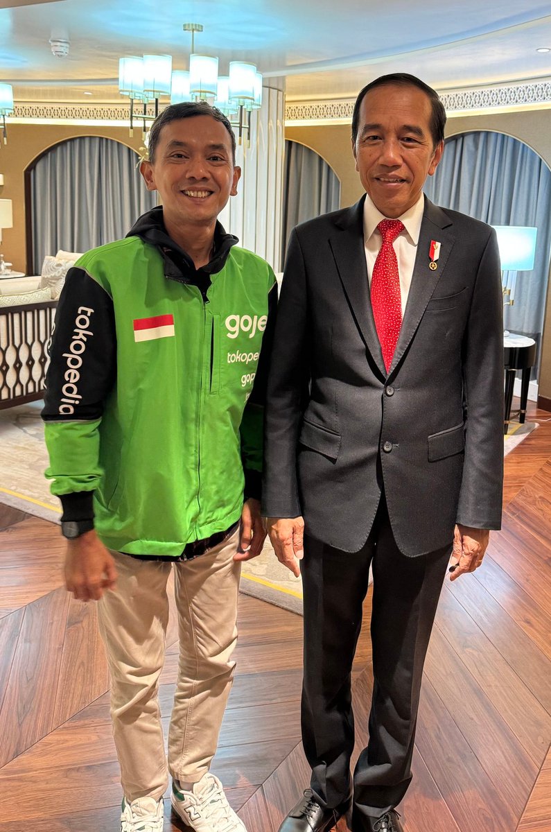 "Naik aja ya mas, kelantai 22. Nanti saya tambahin tip"